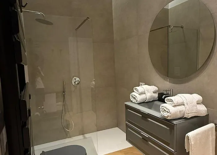 Angel Suite Chiaia 게스트하우스 4*